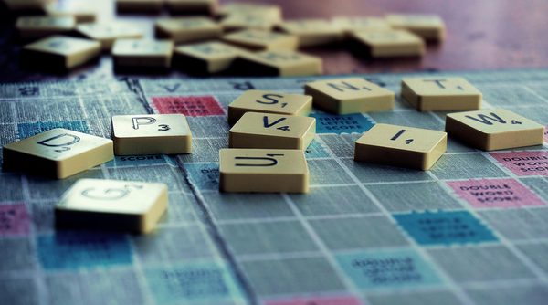 Aye au scrabble : un mot à éviter pour marquer des points