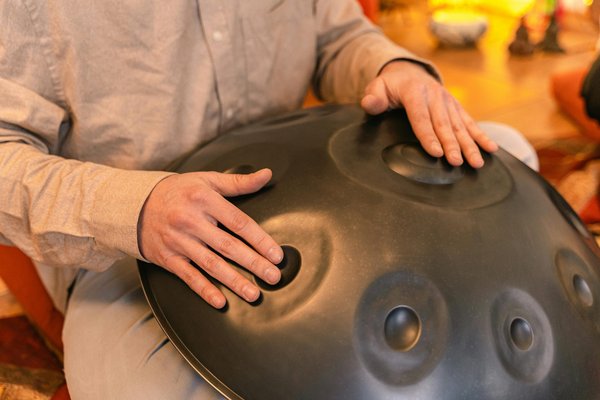 Plongée dans l'univers du handpan percussion : artisanat et musique
